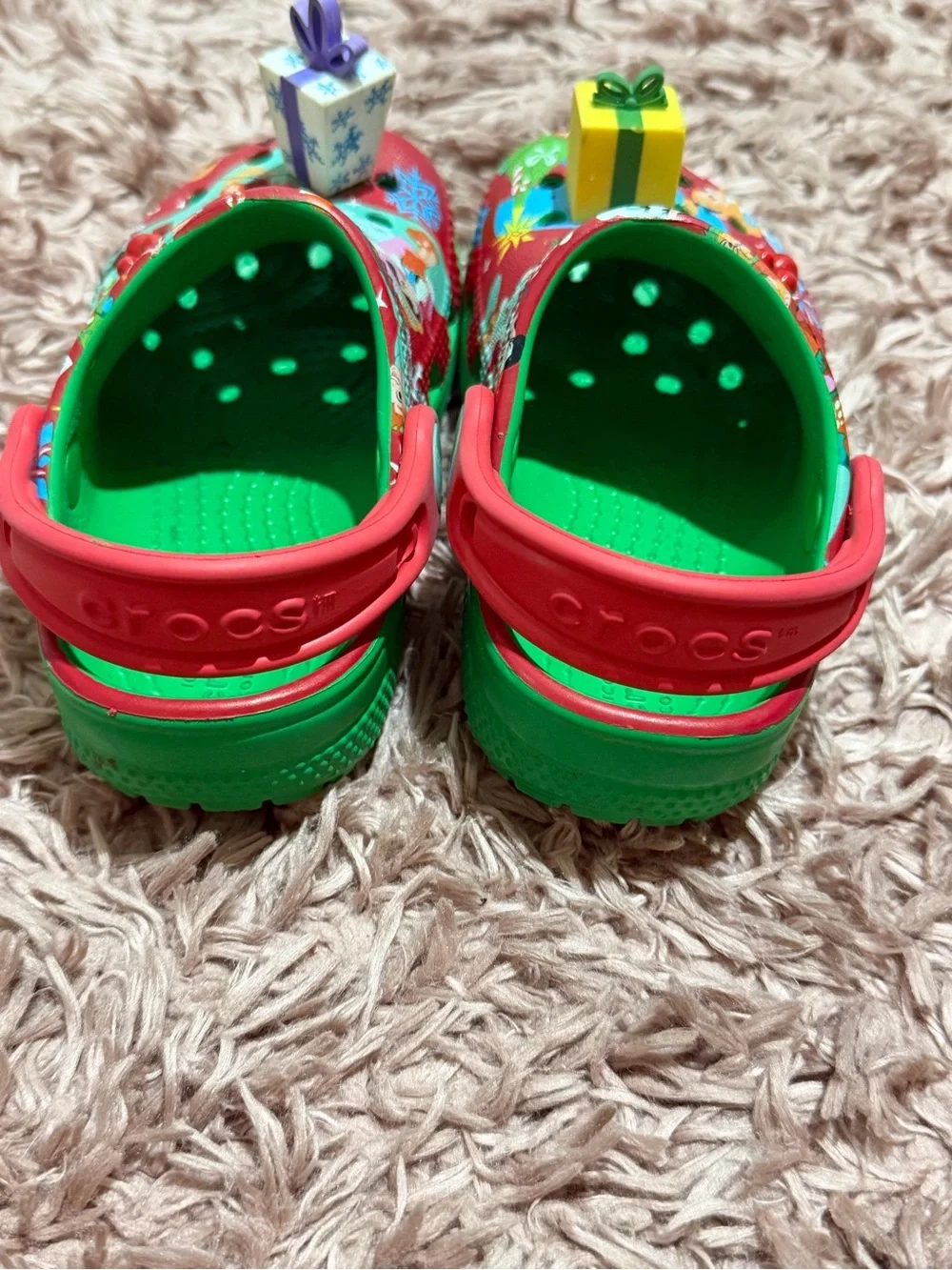 Disneyland Kids Holiday Red & Green Clog Shoes with Gift Charms size 7c